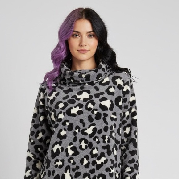 lacybug closet Tops - cozy warm comfy leopard fleece pull over